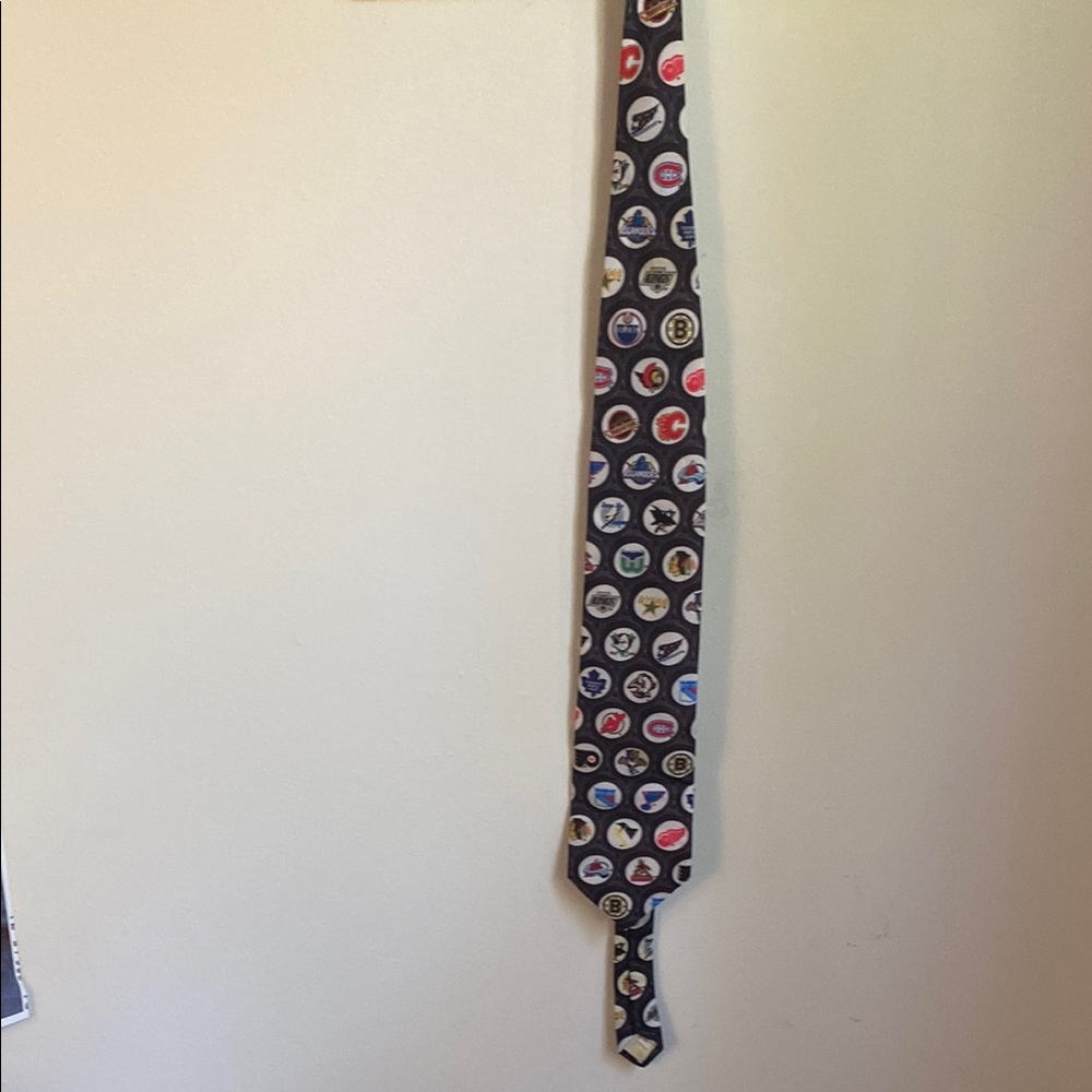 Men's Black Patterned Hockey Logo Silk Tie NHL